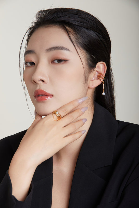 Liquid Metal Contour Pearl Earclip